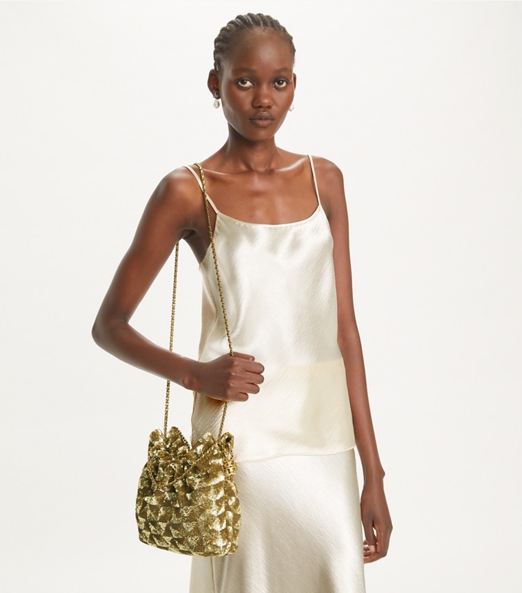 Tory Burch designer sacs à bandoulière Mini sac Fleming à cordon de serrage et sequins in 18 KT Gold accessory on model