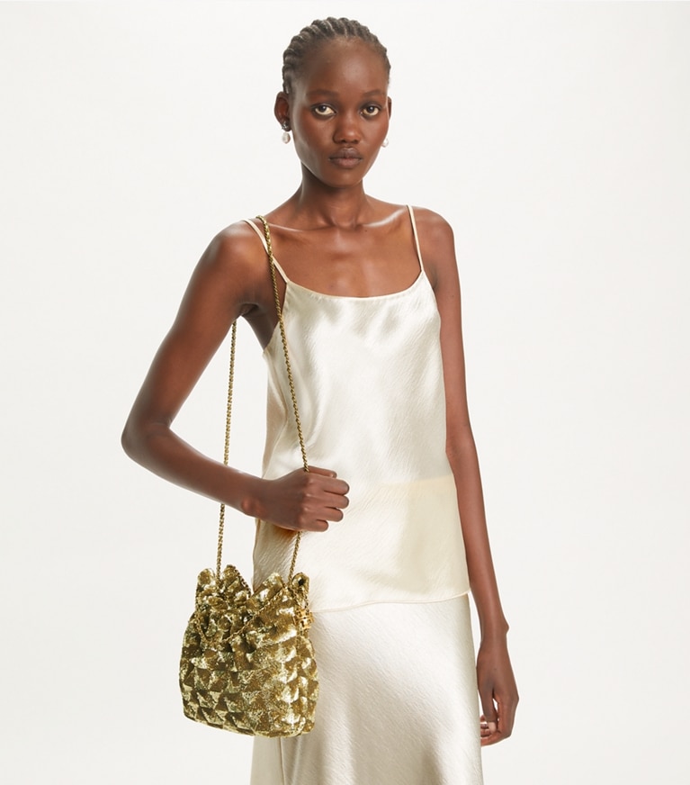 Tory Burch designer sacs à bandoulière Mini sac Fleming à cordon de serrage et sequins in 18 KT Gold angle