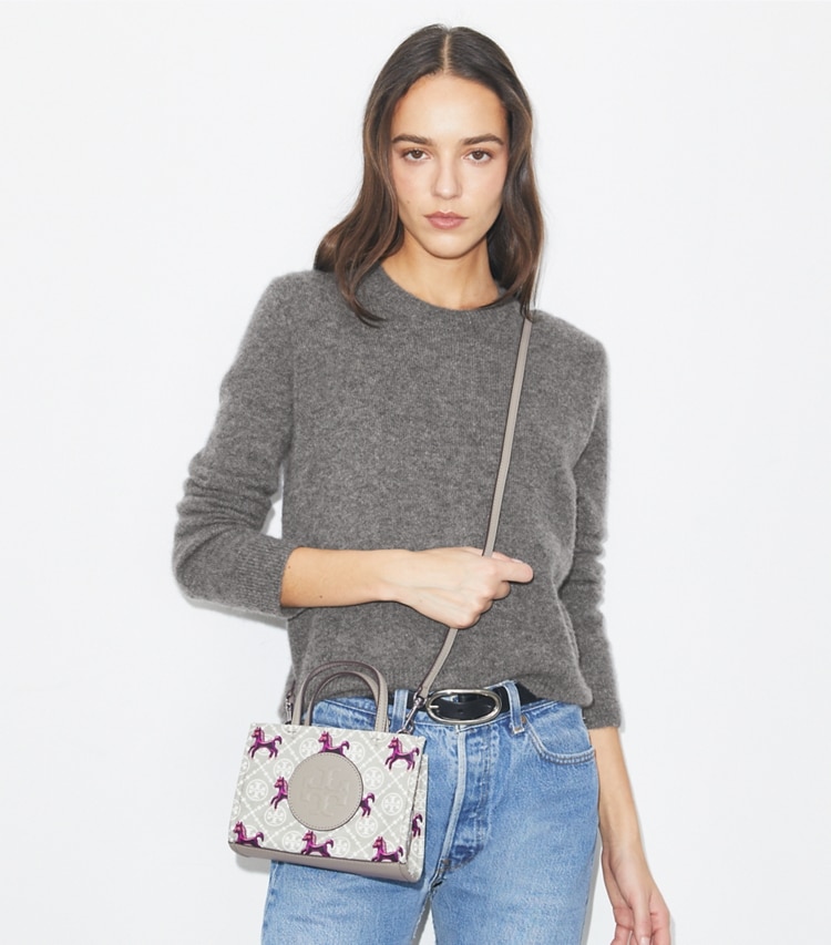 Tory Burch designer cabas Mini sac fourre-tout Ella Horse dans Gray / Magenta accessoire sur le modèle