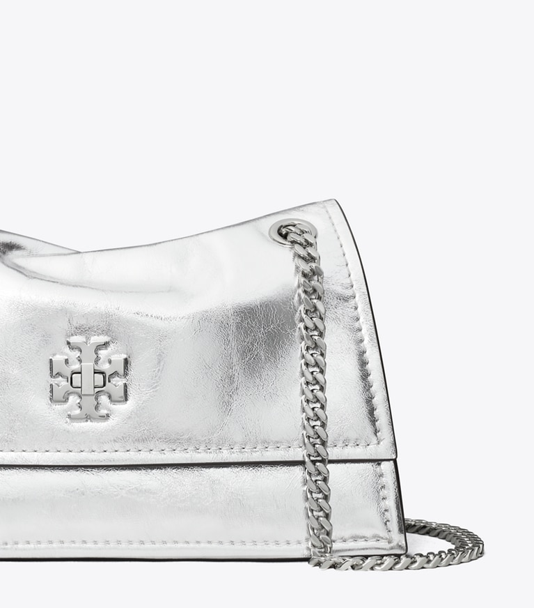 Tory Burch designer sacs porté épaule Mini sac porté épaule Kira en cuir métallisé avec fermoir tourniquet in Silver angle