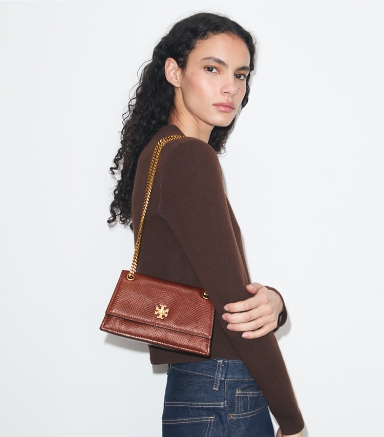 Tory Burch designer sacs porté épaule Mini sac porté épaule Kira en serpent embossé avec fermoir tourniquet in Sweet Maple accessory on model