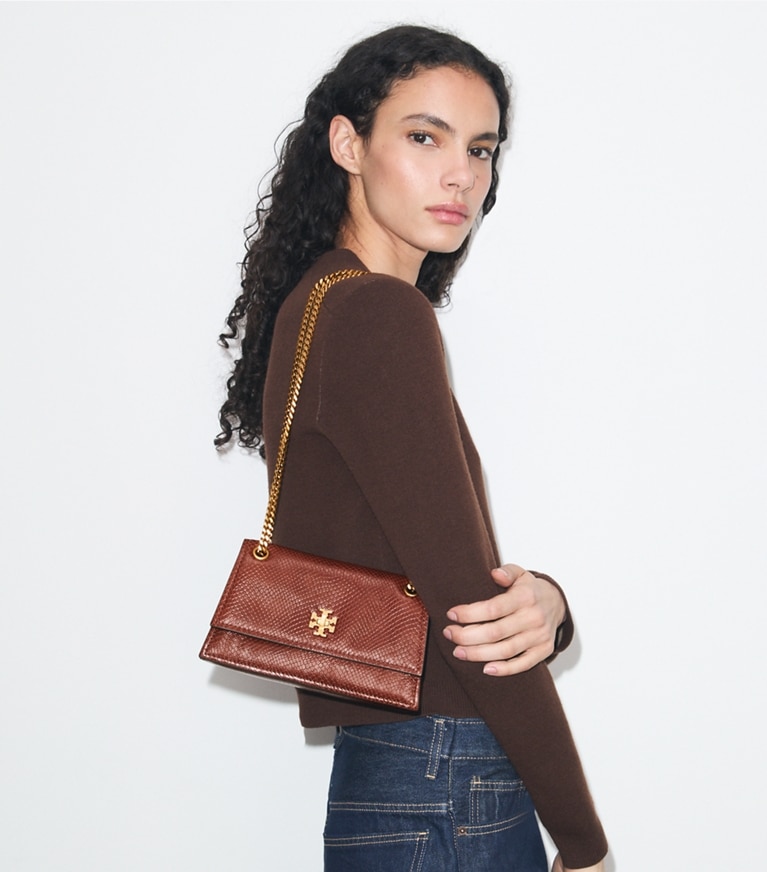 Tory Burch designer sacs porté épaule Mini sac porté épaule Kira en serpent embossé avec fermoir tourniquet in Sweet Maple accessory on model