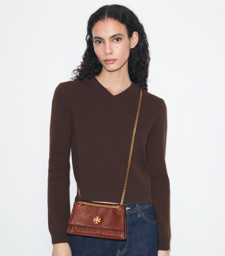 Tory Burch designer sacs porté épaule Mini sac porté épaule Kira en serpent embossé avec fermoir tourniquet in Sweet Maple additional on model
