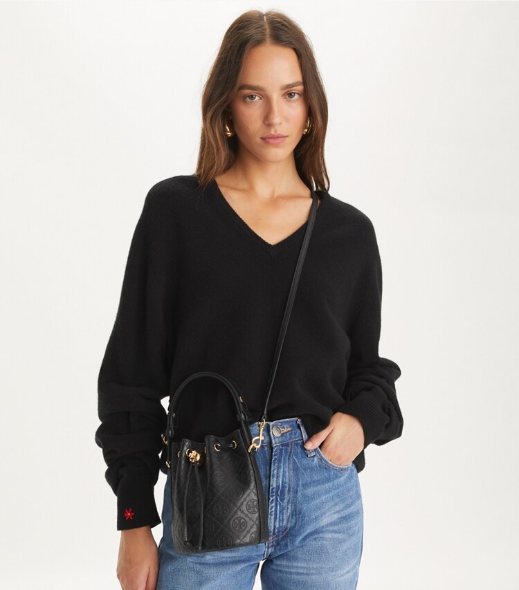 Tory Burch designer sacs à bandoulière Mini sac seau en cuir T Monogram in Black accessory on model