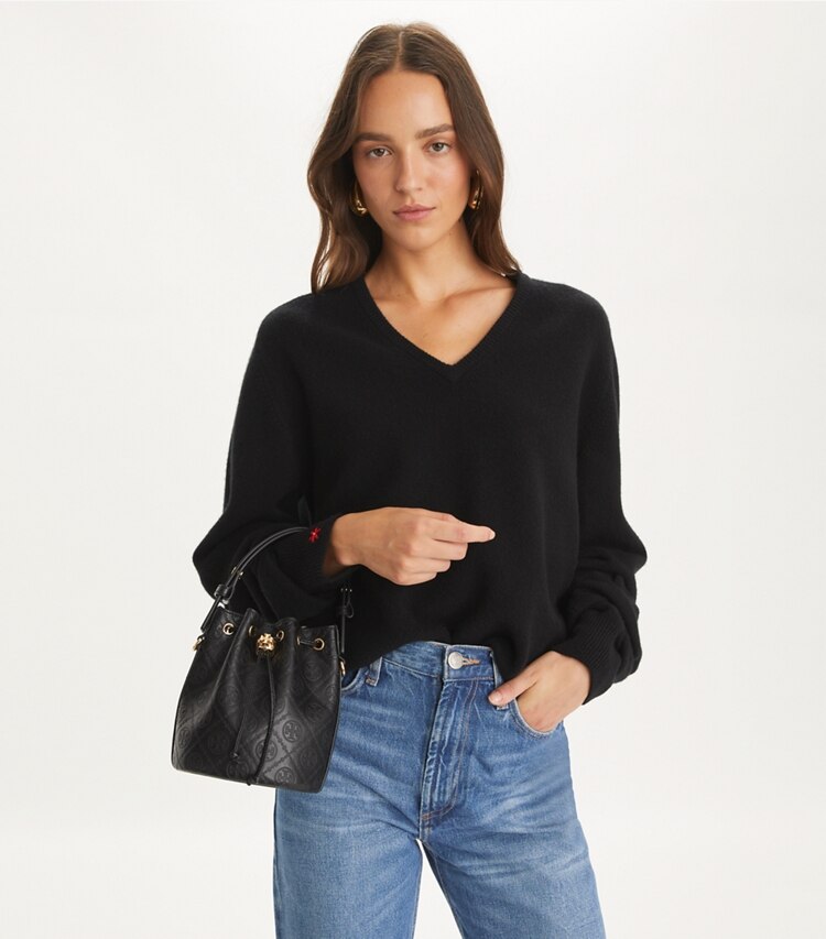 Tory Burch designer sacs à bandoulière Mini sac seau en cuir T Monogram in Black additional on model