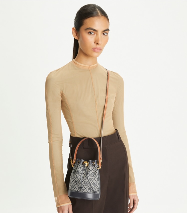 Tory Burch designer sacs à bandoulière Mini sac seau en jacquard T∘Monogram in Tory Navy accessory on model