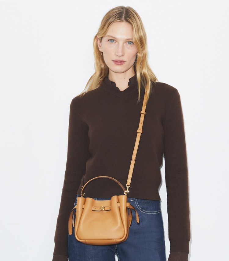 Tory Burch designer sacs à bandoulière Mini sac seau Romy in Tiramisu accessory on model