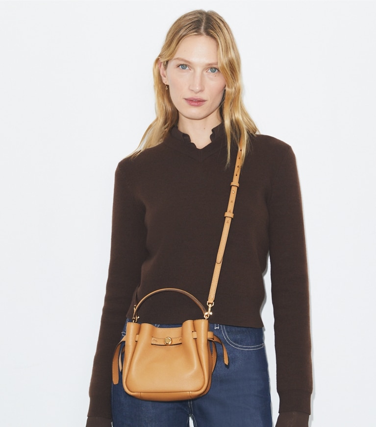 Tory Burch designer sacs à bandoulière Mini sac seau Romy in Tiramisu angle