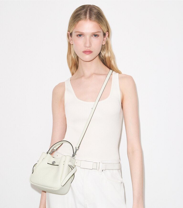 Tory Burch designer sacs à bandoulière Mini sac seau Romy dans Light Cream accessoire sur le modèle