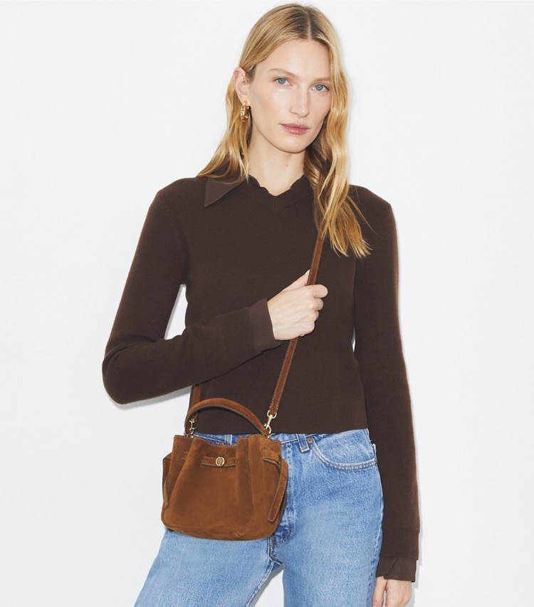 Tory Burch designer sacs à bandoulière Mini sac seau Romy en daim in Caramel accessory on model
