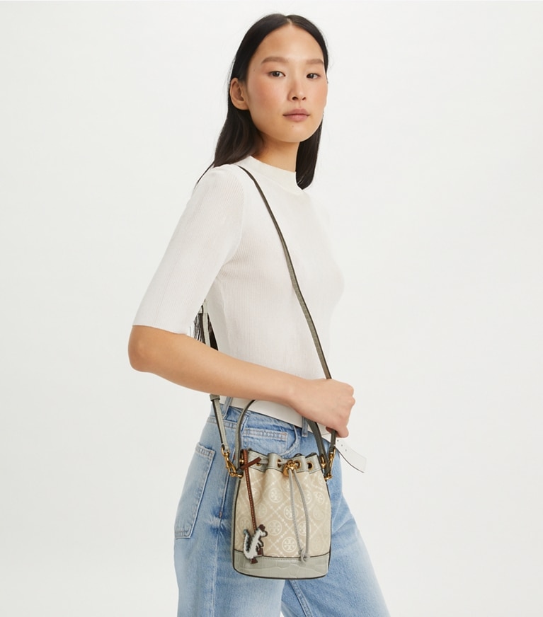 Tory Burch designer sacs à bandoulière Mini sac seau T Monogram Cloud dans Misty Cloud accessoire sur le modèle