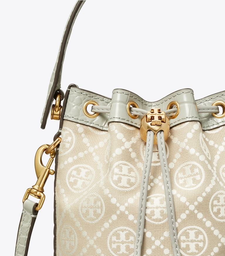 Tory Burch designer sacs à bandoulière Mini sac seau T Monogram Cloud dans Misty Cloud détails