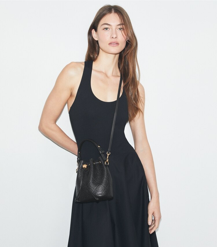 Tory Burch designer sacs à bandoulière Mini sac seau T Monogram en cuir grainé in Black accessory on model