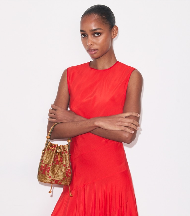 Tory Burch designer sacs à bandoulière Mini sac seau T Monogram en paille in Natural accessory on model