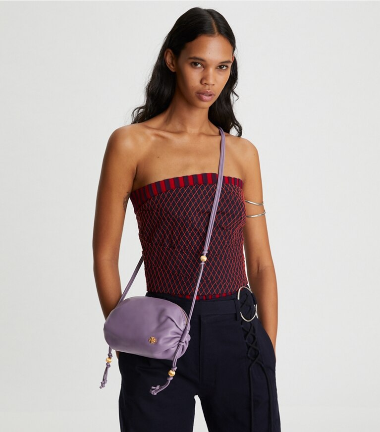 Tory Burch designer sacs à bandoulière Mini sac souple à bandoulière perlée dans Purple Cosmos accessoire sur le modèle