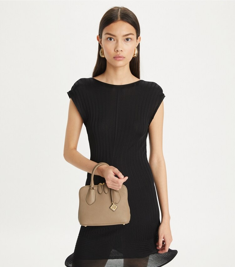 Tory Burch designer sacs à bandoulière Mini sac Swing in Taupe Oak accessory on model