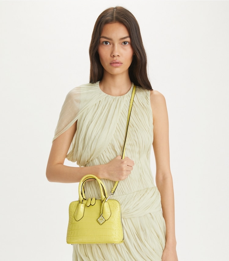 Tory Burch designer sacs à bandoulière Mini sac Swing en cuir embossé in Lemon Chiffon accessory on model