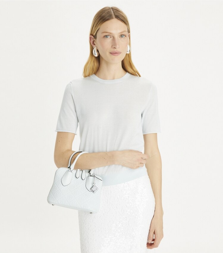 Tory Burch designer sacs à bandoulière Mini sac Swing en cuir T Monogram in Ice Blue accessory on model