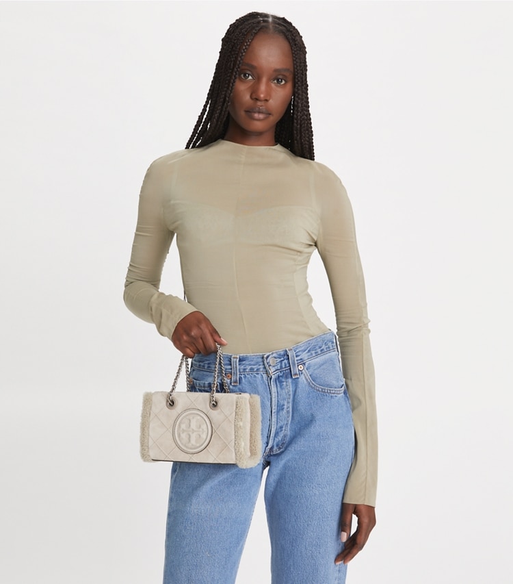 Tory Burch designer borse a spalla Mini shopping Fleming in morbido shearling con catena in Cotton Grey accessory on model
