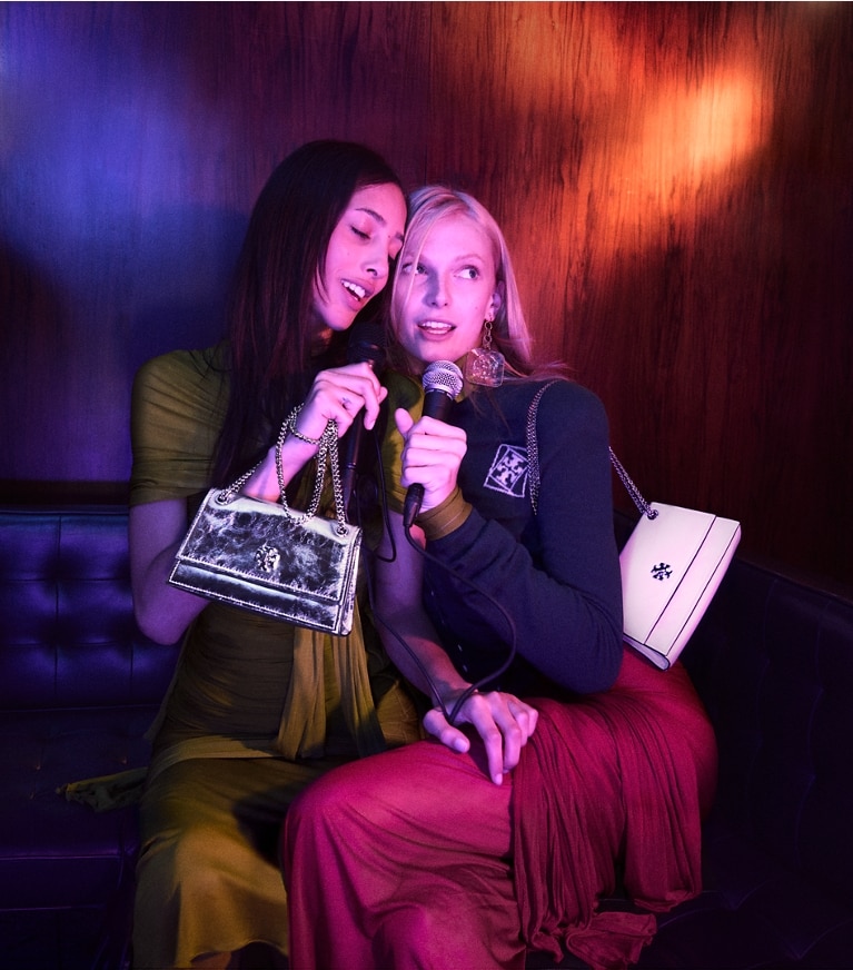 Tory Burch designer borse a tracolla Mini Shoulder bag Kira Turnlock metallizzata in Silver angle