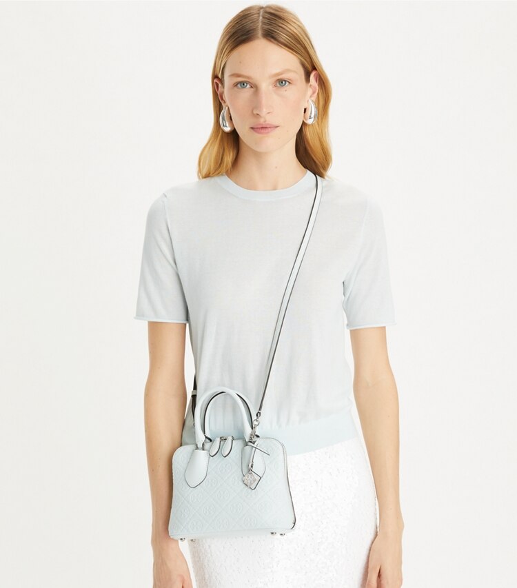 Tory Burch designer crossbody bags Mini Swing Henkeltasche aus Leder mit T-Monogramm in Ice Blue additional on model