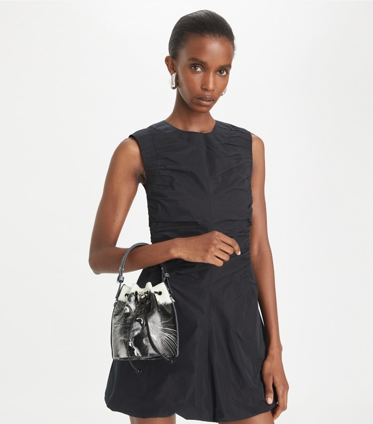 Tory Burch designer クロスボディバッグ Tモノグラム キャットプリント ミニバケットバッグ in Gray CAT PORTRAIT accessory on model