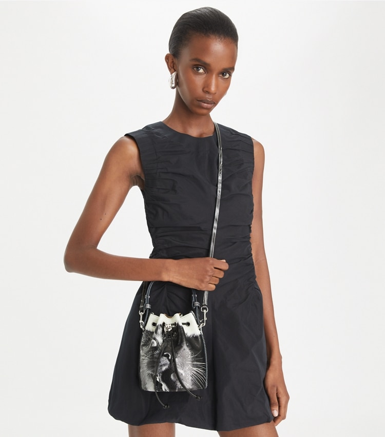 Tory Burch designer クロスボディバッグ Tモノグラム キャットプリント ミニバケットバッグ in Gray CAT PORTRAIT additional on model