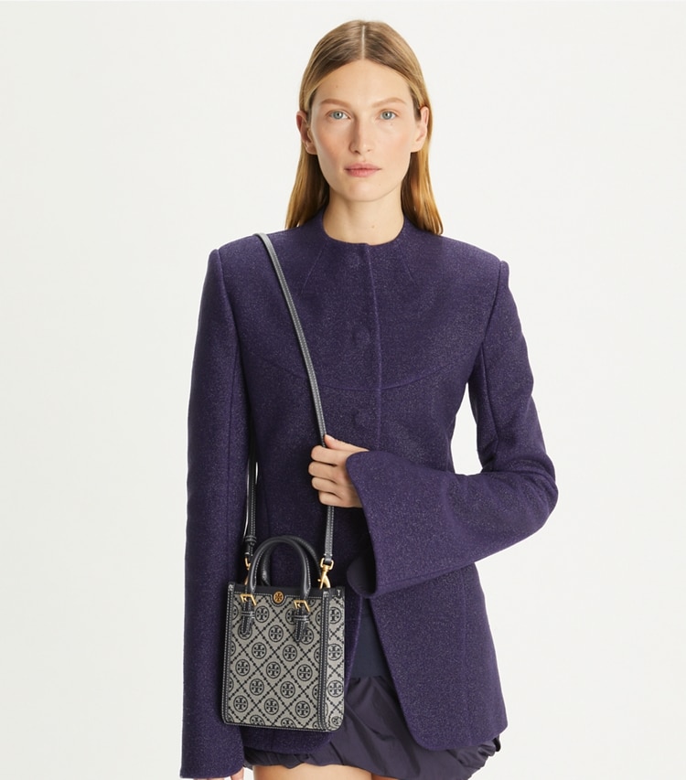 Tory Burch designer crossbody bags Mini Tote Bag aus Jacquard mit T-Monogramm in Tory Navy accessory on model