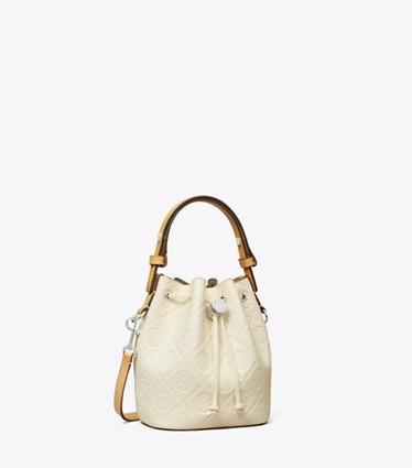 Tory Burch diseñador bolsos bandolera Minibolso bucket con diseño de guijarros con monograma de T en Warm White ángulo