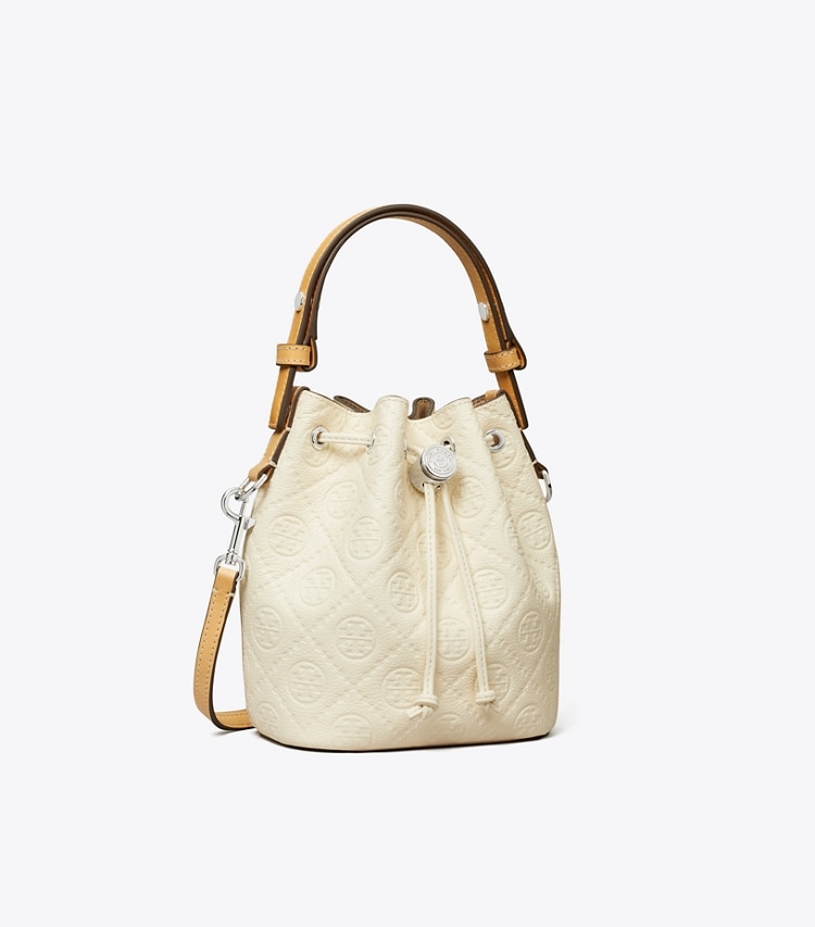 Tory Burch diseñador bolsos bandolera Minibolso bucket con diseño de guijarros con monograma de T en Warm White ángulo