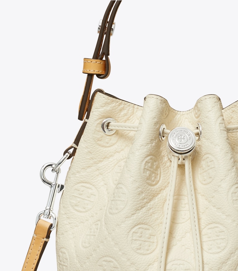 Tory Burch diseñador bolsos bandolera Minibolso bucket con diseño de guijarros con monograma de T en Warm White detalle