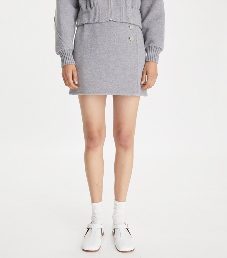 Tory Burch diseñador prendas inferiores Minifalda con monograma de T en Gray Melange T Monogram Jacquard Combo B en el modelo (detalle)