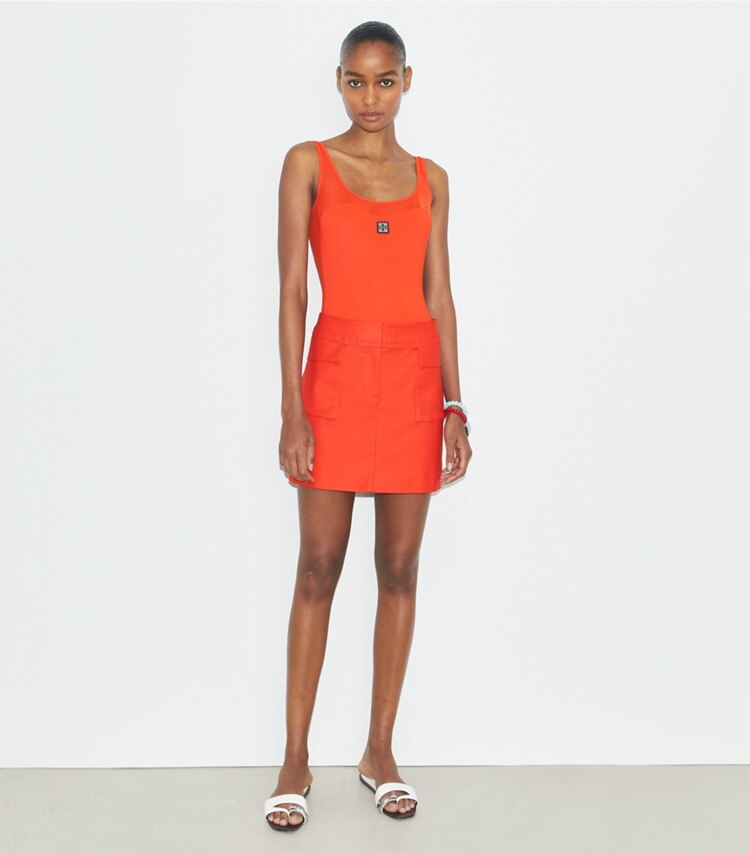 Tory Burch diseñador prendas inferiores Minifalda de algodón en Blazing Red frente en modelo
