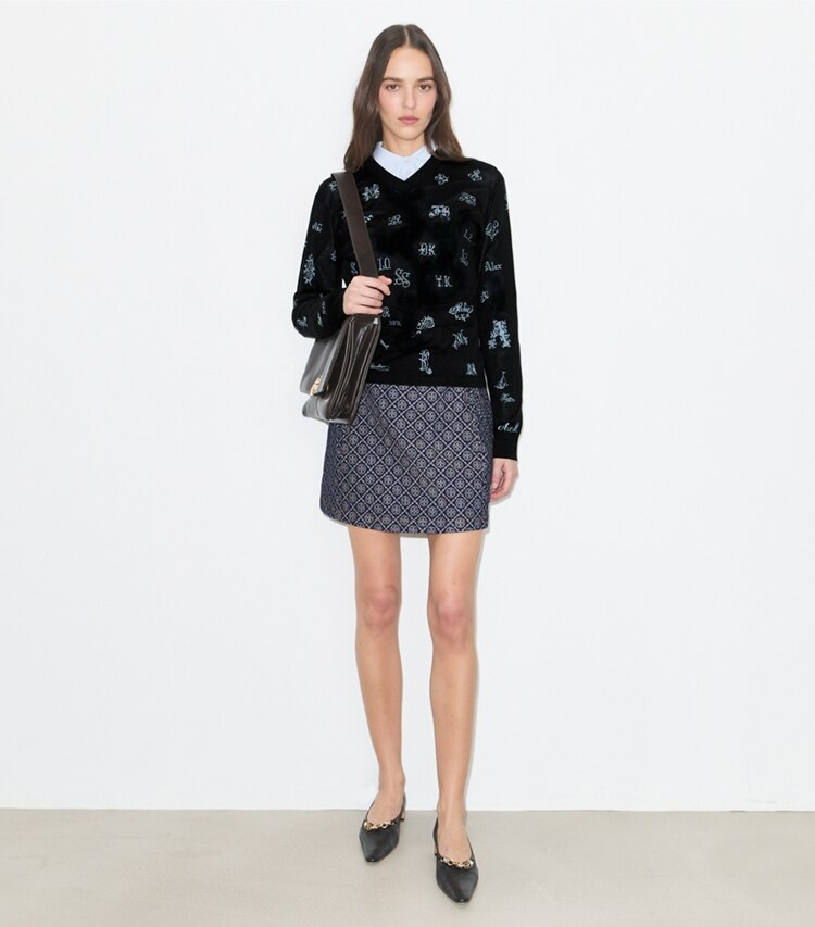 Tory Burch diseñador prendas inferiores Minifalda de denim en T-Monogram Stone Wash frente en modelo