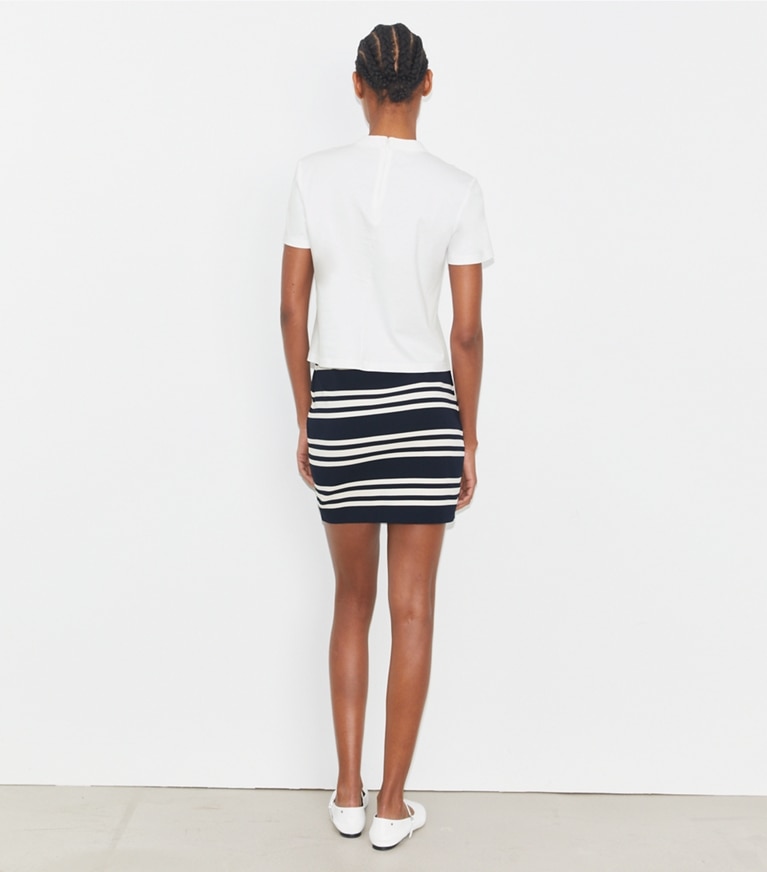 Tory Sport diseñador prendas inferiores Minifalda de viscosa en Tory Navy City Stripe parte posterior en modelo