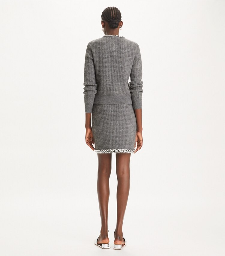 Tory Burch designer bas Minijupe à ornement chaîne in Mineral Gray on model back