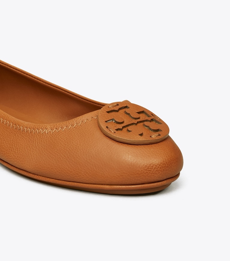 Tory Burch designer flats Minnie Travel Ballet, Leather Logo  in Bourbon Miele angle