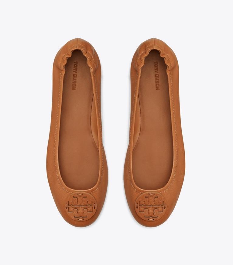 Tory Burch designer flats Minnie Travel Ballet, Leather Logo  in Bourbon Miele angle
