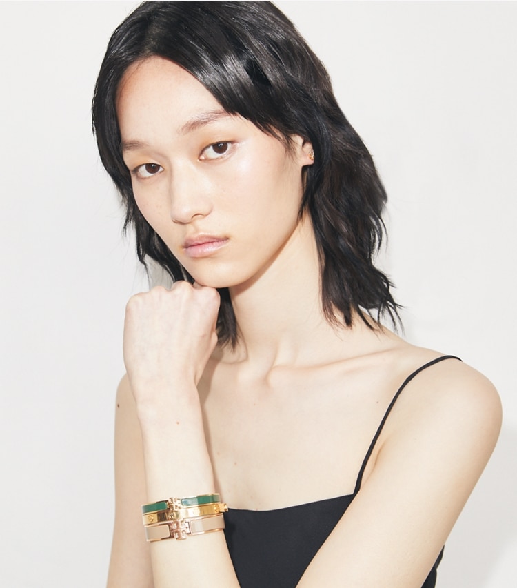 Tory Burch designer armbänder Mittelgroßes Icon Armband in Tory Gold / Tan accessory on model