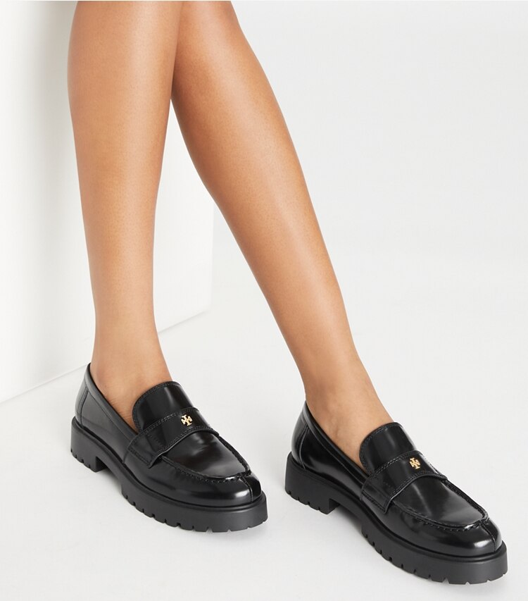Tory Burch diseñador zapatos planos Mocasín clásico con suela dentada en PERFECT BLACK accesorio en modelo