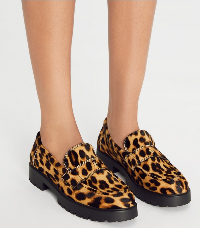 Tory Burch diseñador zapatos planos Mocasín clásico con suela dentada en CLASSIC LEOPARD accesorio en modelo