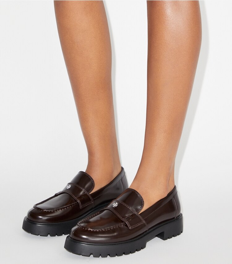 Tory Burch diseñador zapatos planos Mocasín clásico con suela dentada en COCOA accesorio en modelo