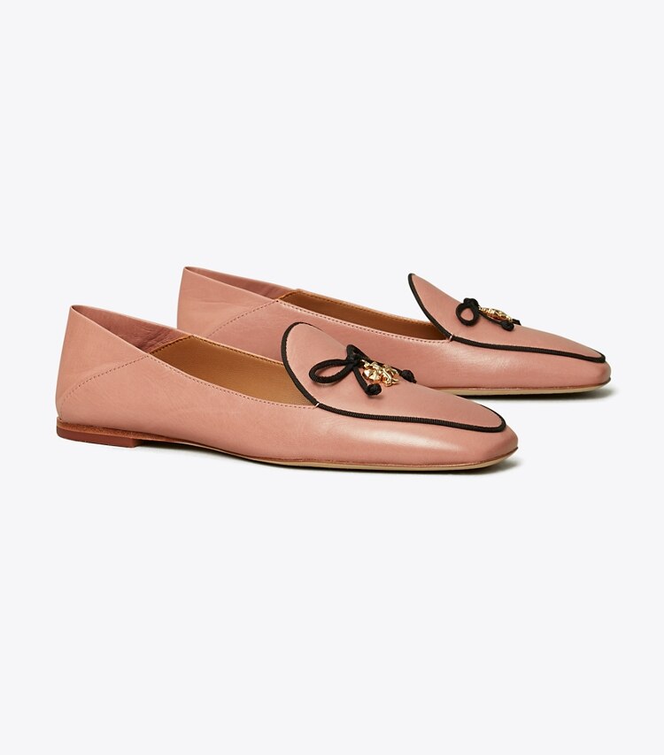 Tory Burch diseñador zapatos planos Mocasín con dije Tory bicolor en ROSA / PERFECT BLACK ángulo