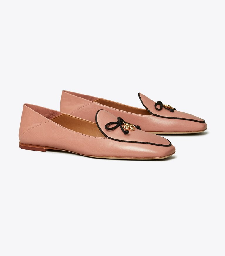 Tory Burch diseñador zapatos planos Mocasín con dije Tory bicolor en ROSA / PERFECT BLACK ángulo