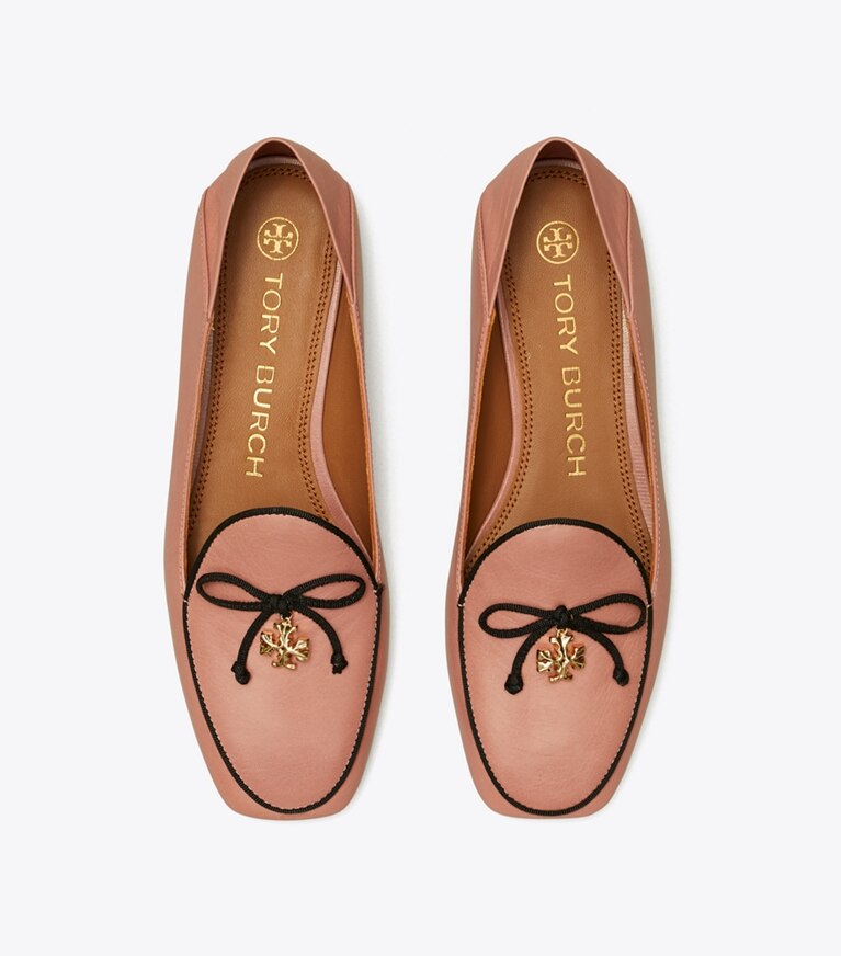 Tory Burch diseñador zapatos planos Mocasín con dije Tory bicolor en ROSA / PERFECT BLACK vista superior