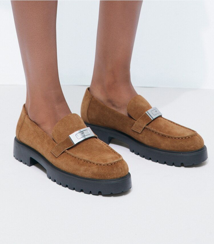 Tory Burch diseñador zapatos planos Mocasines LeeLee con suela acanalada en WEATHERED OAK accesorio en el modelo