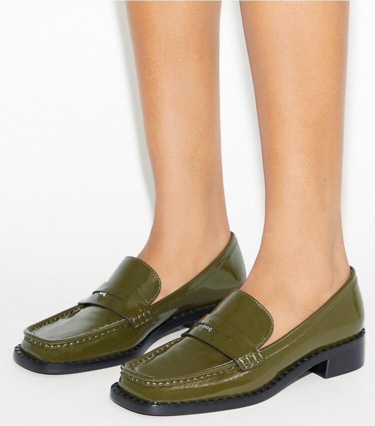 Tory Burch designer mocassins Mocassin à bout carré dans GREEN VERNICE accessoire sur le modèle