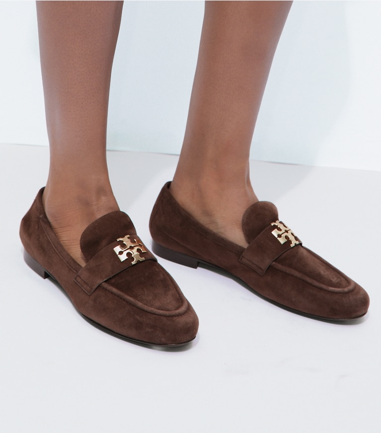 Tory Burch designer mocassins Mocassin Charlie dans DARK COCOA / GOLD accessoire sur le modèle