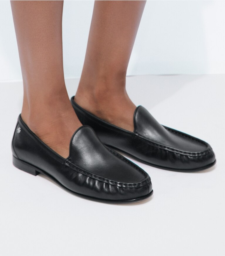 Tory Burch designer mocassins Mocassin froncé dans PERFECT BLACK accessoire sur le modèle