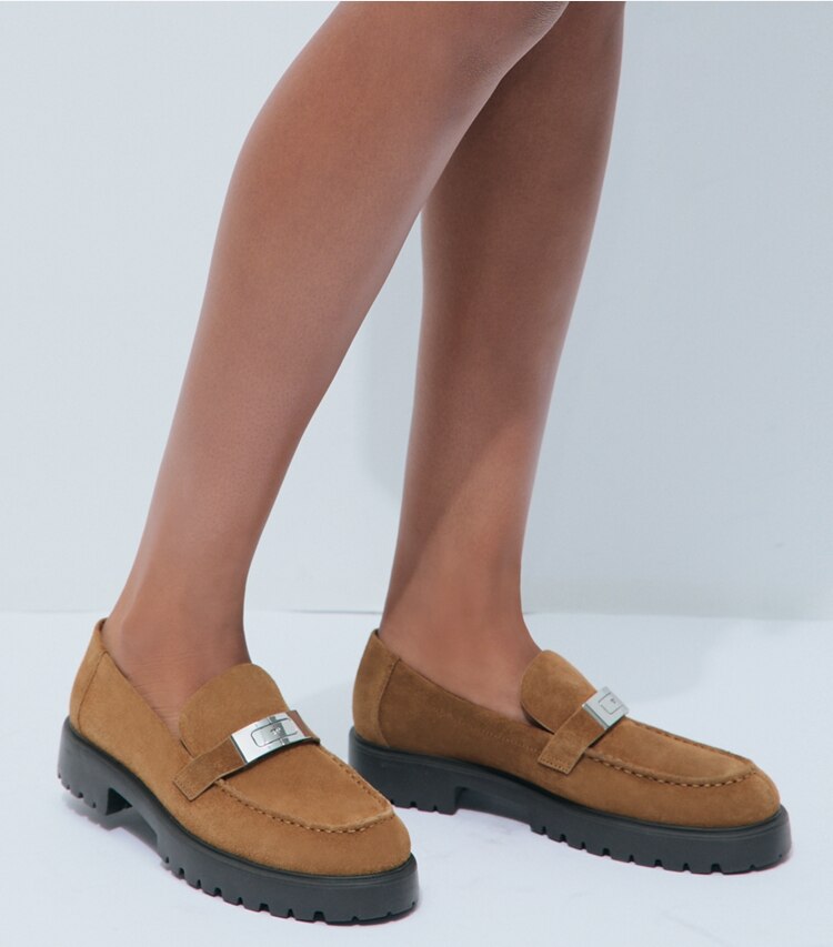 Tory Burch designer mocassins Mocassin Leelee à semelle crantée dans WEATHERED OAK accessoire sur le modèle
